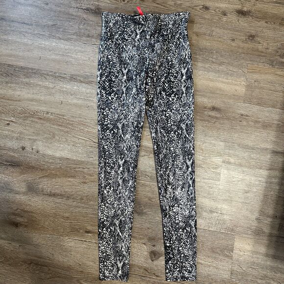 Spanx Faux Leather Snake Shine Leggings Size Medium Black Grey Slimming - Picture 2 of 4
